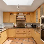 Vila By The 5 Bedrooms
