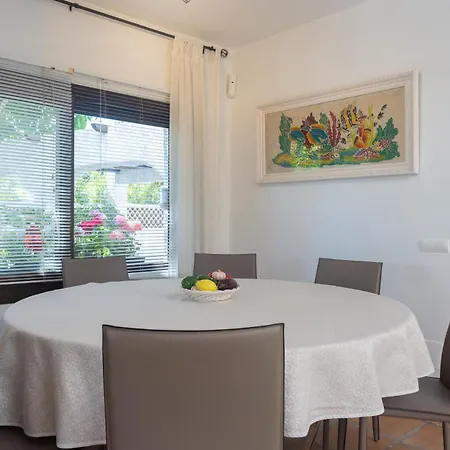 וילה By The 5 Bedrooms