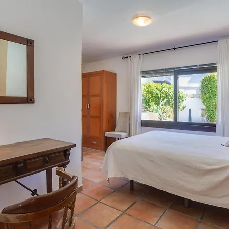 By The 5 Bedrooms וילה מארבלה