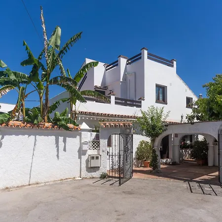 By The 5 Bedrooms Villa Marbella