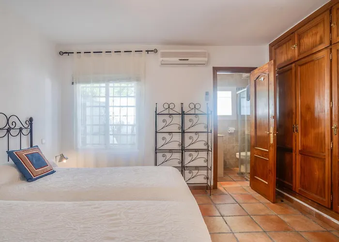 Vila By The 5 Bedrooms *