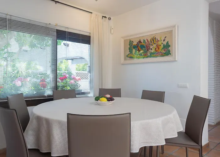 Vila By The 5 Bedrooms