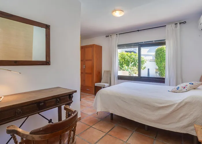 By The 5 Bedrooms Villa Marbella