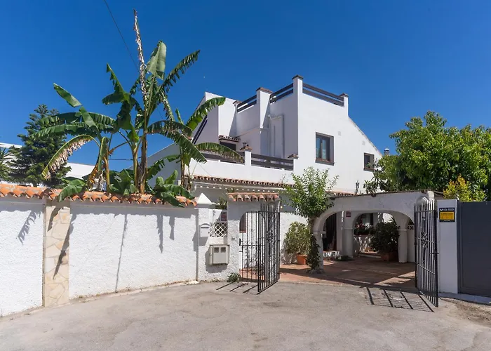 By The 5 Bedrooms Villa Marbella