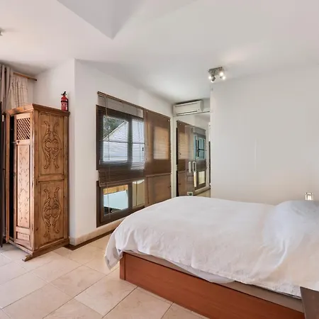 By The 5 Bedrooms * Marbella