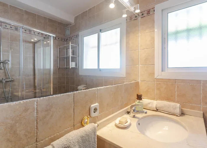 Βίλα By The 5 Bedrooms